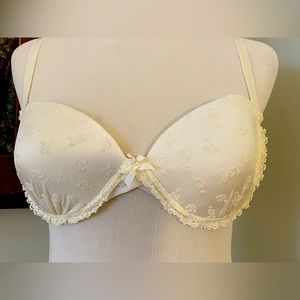 Gorgeous Vintage 90s Underwire Off-White/cream lace bra Made in Italy